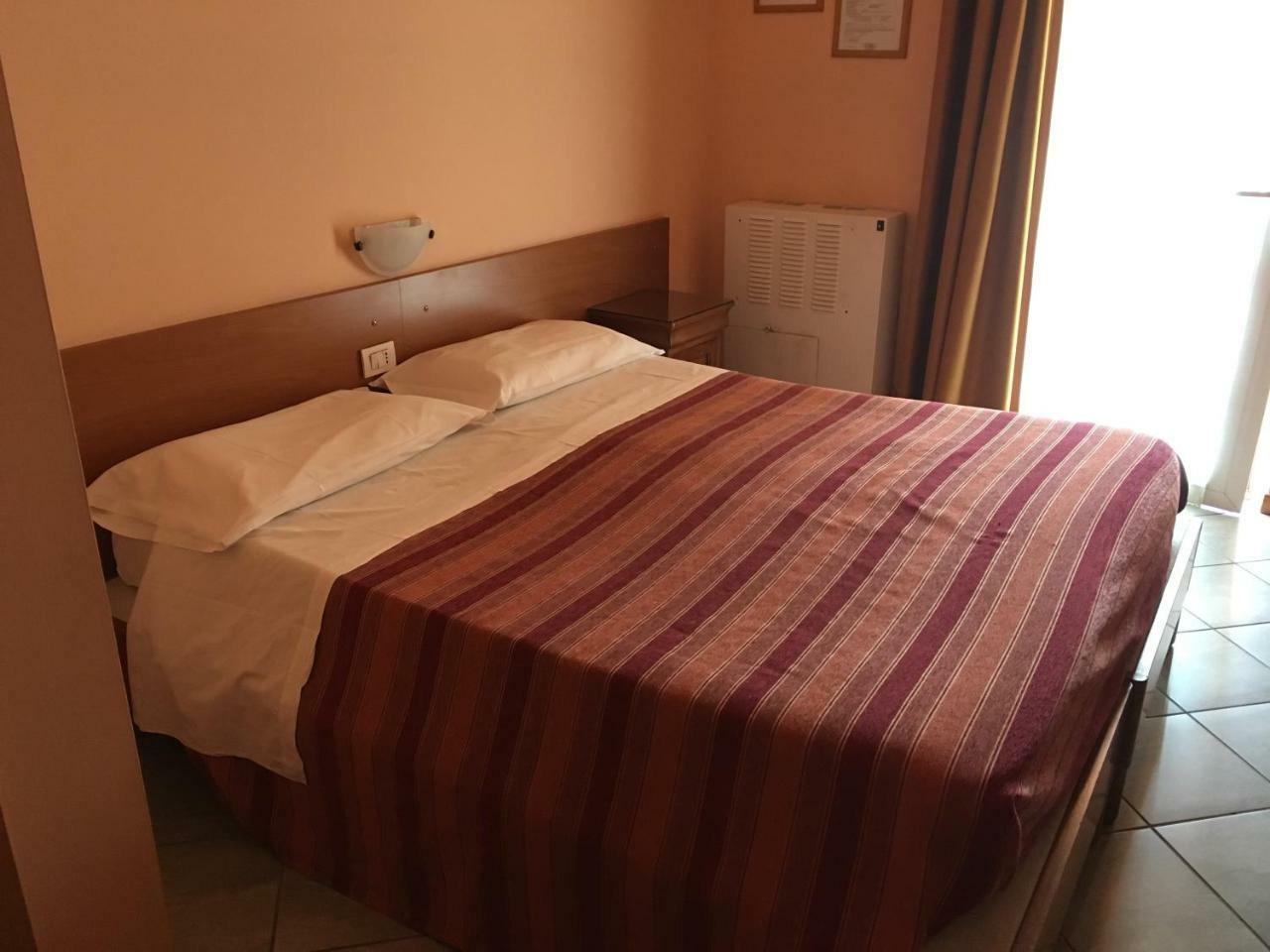 Hotel Il Pino Garlasco Екстер'єр фото